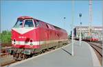 Die DR 229 102-9 in Berlin Hauptbahnhof, so hiess der heutige Ostbahnhof zur Zeit der Aufnahme mit dem von Osten her nur bis ans Hallendach reichenden Fahrdraht.

Im Hintergrund ist noch ein einfahrender S-Bahnzug zu erkennen. 

3. Mai 1994