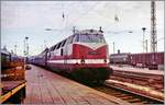 Die DR 118 164-3 erreicht mit einem Reisezug den Bahnhof von Schwerin. 

25. Sept. 1990