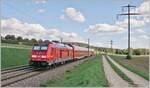 Kurz nach der Grenze bei Bietingen ist die DB 245 035 mit einem IRE in Richtung Singen unterwegs. 

19. Sept. 2022