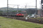 261 048 mit einem G�terzug bei der Einfahrt in den Bahnhof Saalfeld (Saale) am 1.6.22