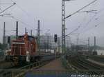 362 926 wartet bis die 143er im Hintergrund die Strecke verl�sst im Hallenser Hbf am 12.2.15