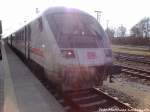 IC mit 101 069-3 am zugende mit Ziel Ostseebad Binz im Bahnhof Bergen auf R�gen am 19.4.13