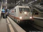101 071 mit der M�rklin Werbung im Berliner Hbf am 28.5.15
