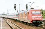 Mehr Zeit f�r Kinder f�rdert 101 059, einer IC durch K�ln Deutz schiebend am 13 April 2000.