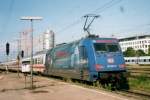 Der Fotografen und die Fliege geniessen in M�nchen Ost von 101 047 am 28 Mai 2002.
