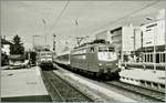 Die DB 103 169-9 erreicht mit einem IR nach Seebrugg den Bahnhof von Freiburg, im Hintergrund wartet bereits eine 143 um dem Zug durchs steile H�llental zu helfen.