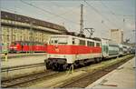 Die DB  111 176-4 wartet in München HBF mit einem Doppelstockzug auf die Abfahrt. 

Analogbild vom 4. Mai 2001
