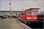 Die DB 111 212-7 mit einem Nahverkehrszug in München HBF. 

Analogbild vom 4. Mai 2001