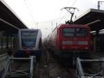 UBB GTW 2/6 mit ziwl Swinem�nde Centrum (PL) & 112 116-9 als RE5 mit ziel Holzdorf (Elster) im Bahnhof Stralsund Hbf am 11.10.13