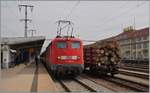 Die DB 115 198-4 wartet in Singen mit ihrem EC nach Stuttgart auf die Abfahrt.

11. Sept. 2015