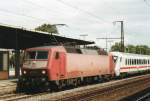 Am 21 Mai 2004 zieht 120 135 einer IC durch K�ln-Deutz.