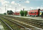 BR 143 als RB14 mit Ziel Ostseebad Binz im Bahnhof Bergen auf R�gen / Hier die Dazugeh�rigen RB14 Wagen am 14.6.99