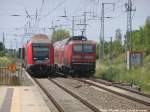 Mit Steruwagen voraus f�hrt 143 850 in den Bahnhof Teutschenthal ein, w�hrend dessen 143 896 den Bahnhof verl�sst am 4.6.15