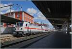 Die DB 147 578-9 steht in Singen mit einem IC nach Stuttgart zur Abfahrt bereit. Da in Singen wenig Platz für das Abstellen des Zuges vorhanden ist, fährt der IC Stuttgart - Singen - Stuttgart jeweils als Leermaterialzug nach Radolfzell zum Abstellen und Wenden. Der Zug ist als IC auch mit Nahverkehrsfahrkarten nutzbar.

19.09.2022
