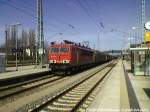 BR 155 mit einem G�terzug bei der Durchfahrt in Bergen auf R�gen am 25.4.13