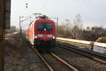 182 011 mit einen Doppelstockwagen bei der durchfahrt im Bahnhof Halle-Rosengarten am 13.1.21