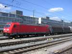 185er mit G�terzug durch Regensburg.
