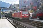 Bei extremben Gegenlicht fahren die DB 185 110 und eine weitere mit dem Novelis Güterzug von Sierre nach Göttigen durch den Bahnhof von Montreux. 

7. Dez. 2024