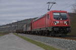Auch 187 195 kommt mir in Thüngersheim mit ihrem Frachtenzug gen Würzburg Hbf vor die Linse.  17.2.2024 