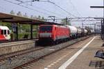 Am 18 Mai 2019 durchfahrt ein Mischguterzug mit 189 082 Dordrecht.