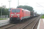189 018 mit einem G�terzug bei der Durchfahrt im Bahnhof Delitzsch ob Bf am 6.10.21