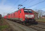 Mit ein Kohlerzug mit drei nagelneue Wagen durchfahrt 189 027 Blerick am 15 Februar 2023.