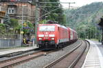 189 004 mit einem G�terzug bei der Durchfahrt im Bahnhof Sch�na in Richtung Tschechien am 6.6.22