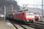 189 061 von DB Cargo mit einen G�terzug bei der Durchfahrt im Bahnhof Decin hl.n. am 13.3.24