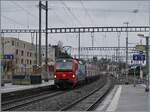 Die SBB Cargo Re 193 472 fährt mit einem langen Rail-Care Zug durch den Bahnhof von Morges. COOP zeigt somit, wie umweltfreundlich Grossverteiler ihre Ware transportieen können. 

22. Feb. 2024