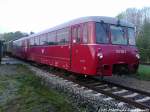 Die Chemnitzer LVT´s von K�stner Schienenbusreisen zusammen mit der 112 565-7 (DB 202 565-8) mit demn Wagen in Putbus abgestellt am Morgen des 10.5.13.
