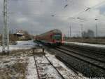 Mit Steuerwagen voraus verl�sst 143 831-6 als RB den Bahnhof Angersdorf am 4.2.15
