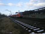 Mit Steuerwagen voraus kommt 143 349-9 angefahren und erreicht in wenigen Minuten den  Haltepunkt Dessau-S�d am 5.2.15
