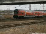 Mit Steuerwagen voraus verl�sst 143 959 den Bahnhof Naumburg (Saale) am 24.2.15