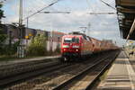 120 127 von BLC mit einem G�terzug bei der Durchfahrt im Bahnhof Delitzsch unt Bf am 25.10.21