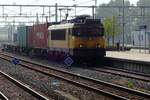 Am 18 Mai 2019 durchfahrt Bentheimer Eisenbahn E-01/1835 mit ein Containerzug Rotterdam Centraal.