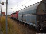 EGP 140 853-3 & 140 824-4 mit der 2 Krweidezugh�kfte bei der Einfahrt in Bergen auf R�gen am 12.8.13