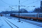 232 690 mit 243 822 der EBS verlassen mit dem St�dteexpress mit ziel Weimar den Bahnhof Naumburg(Saale) Hbf am 1.12.23