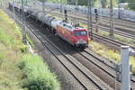 156 002 der MEG mit einem G�terzug bei der durchfahrt in Halle-S�d am 21.8.19