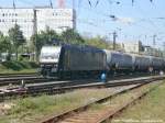 185 557 mit einem G�terzug kurz vor dem Hallenser Hbf am 15.5.15