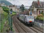 Die 189 990 mit dem  Novelis  G�terzug von Sierre nach G�ttingen bei der Ausfahrt in Montreux.