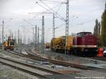 204 347-9 (202 347) der MTEG im Bauzugverkehr und ein 2-Wege-Bagger in der G�terumfahrung in Halle (Saale) am 4.11.16