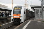 462 033 als RE5 mit Ziel Koblenz Hbf im Bahnhof K�ln Messe/Deutz am 2.4.22