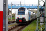 4746 305/805 der ODEG verl�sst als RE9 mit ziel Sassnitz den Bahnhof Bergen auf R�gen am 15.4.24