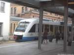 OLA VT 705 Mitziel Rehna wartete auf Anschlussreisende vom Versp�teten IC2216 im Bahnhof Schwerin Hbf am 1.9.13
