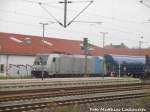 185 674-9 von RAILPOOL mit einem G�terzug bei der Durchfahrt des Bahnhofs Delitzsch unt Bf am 8.10.15