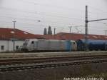 185 674-9 von RAILPOOL mit einem G�terzug bei der Durchfahrt des Bahnhofs Delitzsch unt Bf am 8.10.15