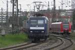 RBH 145 059 hat deren Aufkleber verloren und passiert am 19 Mai 2023 der Fotograf in M�nchen Ost.