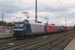 RBH 145 059 hat deren Aufkleber verloren und passiert am 19 Mai 2023 der Fotograf in M�nchen Ost.