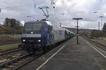 Mit dem Mittags-Audizug durchf�hrt die RBH 145 026 am 20.11.2023 Neckarelz gen Heidelberg. 