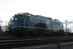 110 428 von TRI abgestellt vor dem Werkstor von Railmaint in Delitzsch am 21.1.21